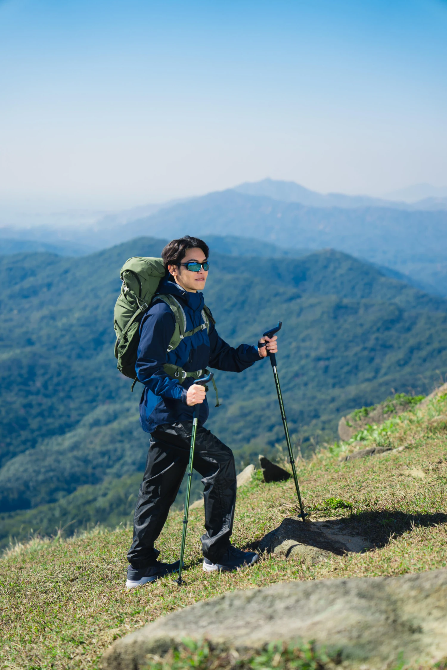 Quechua Men's Hiking Lightweight Waterproof Overtrousers MH500 - Image 7